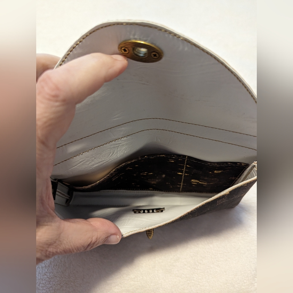 Unbranded Cork Wristlet or clutch with a Brass Bee closure. - Picture 3 of 6